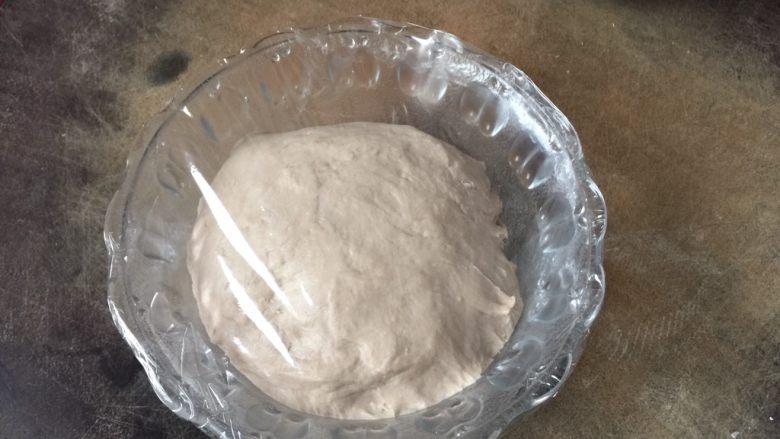 洛可可香蕉面包(水果种),然后将搅拌好的种面放入玻璃碗中盖上保鲜膜静置1小时后放入冰箱冷藏24小时