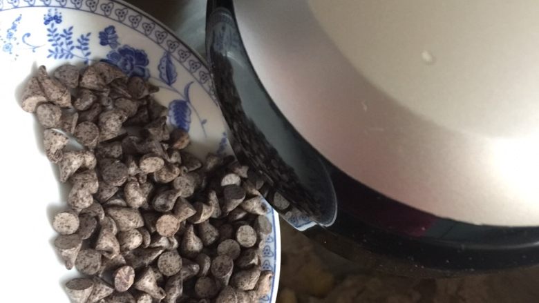 洛可可香蕉面包(水果种),倒入香蕉和巧克力不溶豆一起搅拌均匀