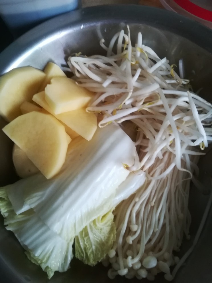 虾配菜,先将配菜洗干净备用。(可以准备自己喜欢吃的青菜和鲜菇类菜)