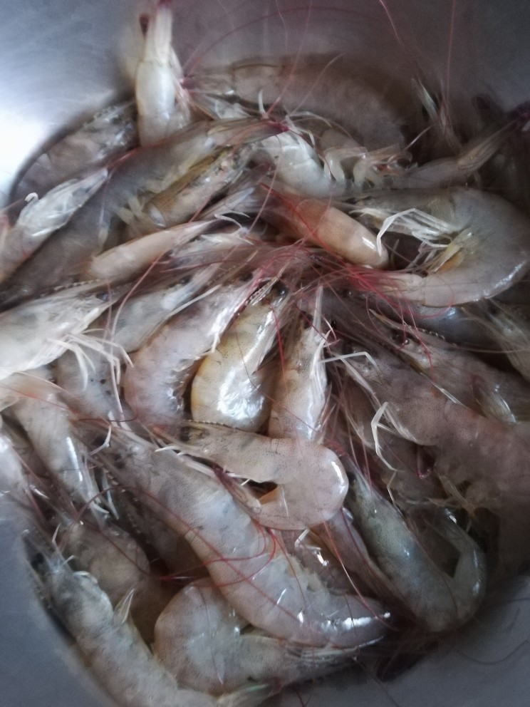虾配菜,去买新鲜的海虾(青虾,基围虾,对虾均可),洗干净待用