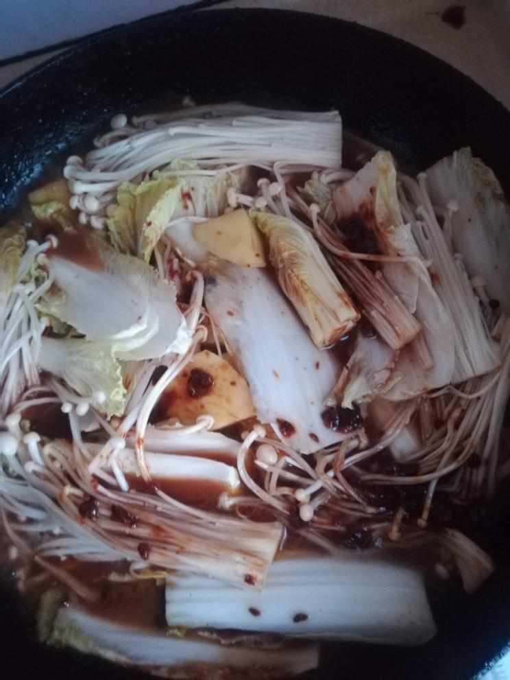 虾配菜,加入海天黄豆酱和酱油,在锅中翻炒,再加一碗水,成炖菜状态。