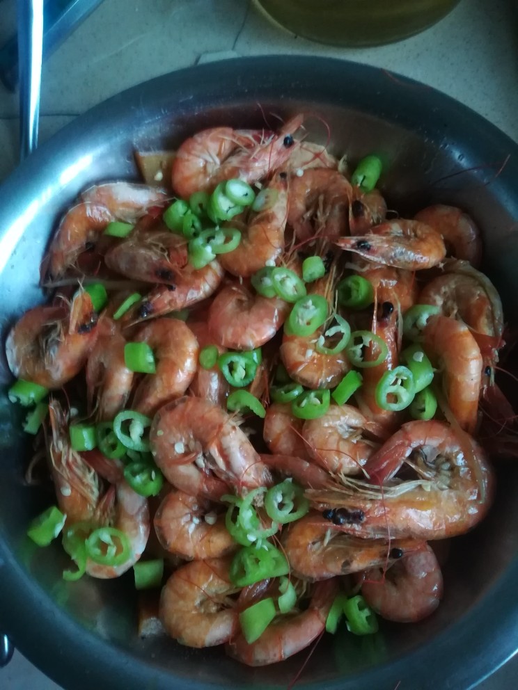 虾配菜,一锅的鲜虾配各种蔬菜就做好了,虾有虾的酱香,菜有菜的海鲜麻辣味道,剩下的就看你的米饭准备得够不够。很下饭的一道菜。