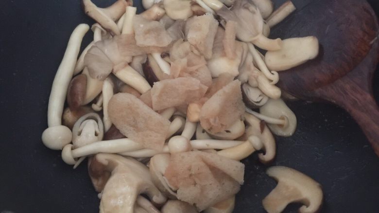 鲜菇杂菌浓汤,收汁后加入竹荪,加入5ml生抽和5ml蚝油一起翻炒均匀
