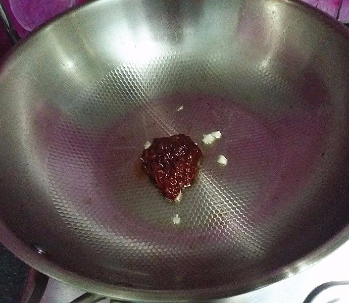 酱蒜爆芦笋,另起锅油烧热,爆香少许蒜沫后放入郫县豆瓣酱