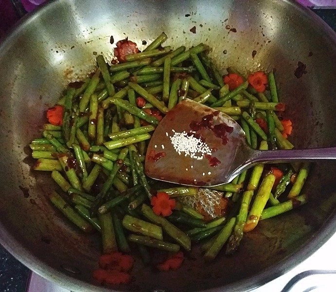 酱蒜爆芦笋,开大火爆炒,撒少许鸡精炒匀