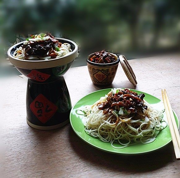 老坛酸菜牛肉酱拌面,美味挡不住