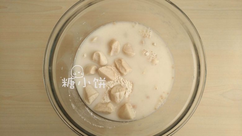 【京味面包】,所有主面团材料混合揉至出膜。
老面我原本就有所以没有特意做,如果没有的话要提前准备:
把方子给出的所有老面材料混合揉成光滑均匀的面团,室温发