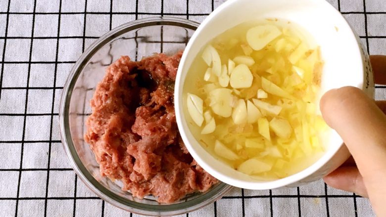 宝宝煎饺,往肉末里倒入少许姜蒜水,