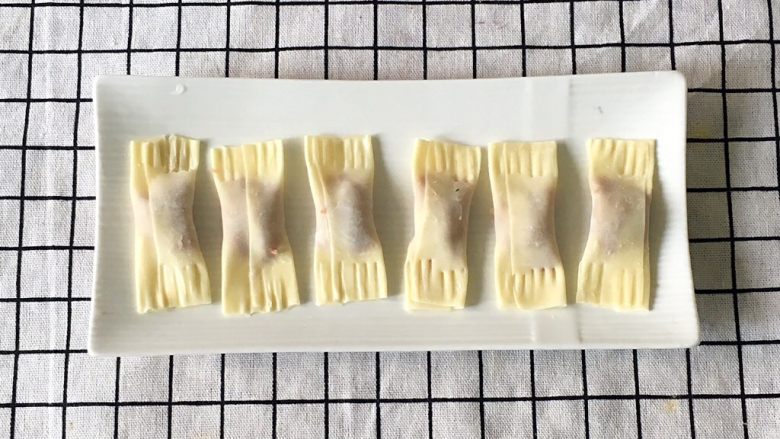 宝宝煎饺,包好后的饺子如图是不是很漂亮。一次吃不完可以放到冷冻室,下次煎或者蒸给宝宝吃
