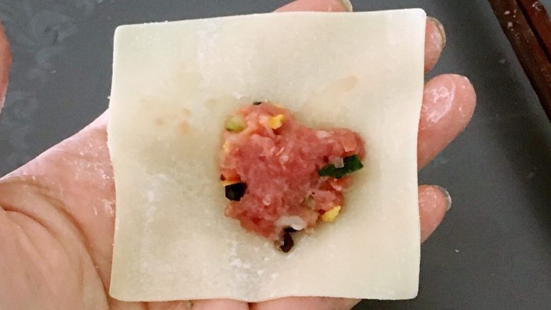 宝宝煎饺,现在来坐简单的饺子,。将肉馅放到馄饨皮中间。