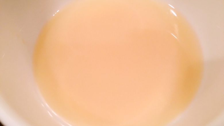 鲜虾瑶柱酱(详细版),将蒸虾和瑶柱的汤倒进碗里做高汤使用,汤汁乳白色,闻着非常鲜美。