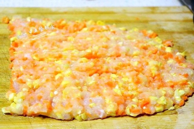 鱼饼,一起剁碎,或者搅拌机不加水搅碎。15个月以上的宝宝就不需要剁的很碎了,适当慢慢锻炼他的咀嚼能力。