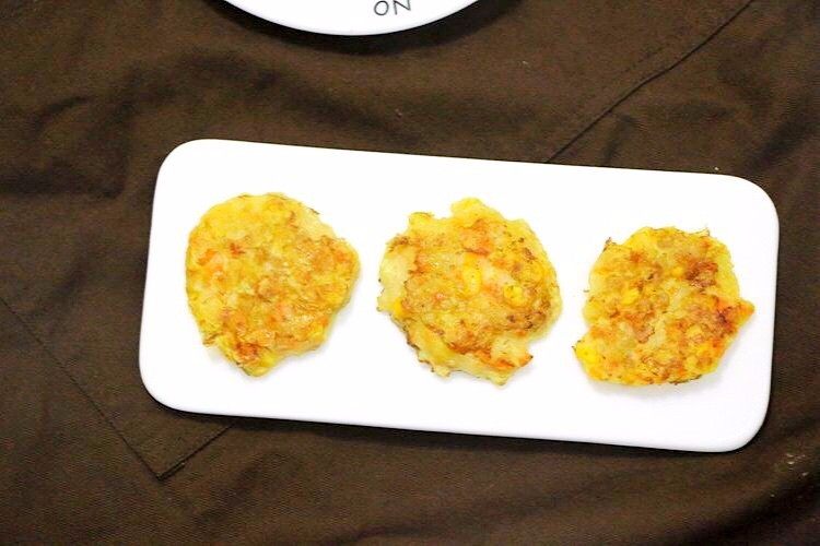 鱼饼,煎好,放在吸油纸上,凉些即可使用。