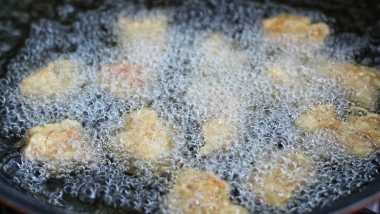 溜肉段,锅中放适量油烧至八成热,放入裹满淀粉糊的肉段