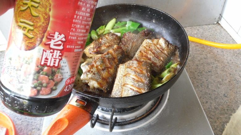 葱烧带鱼, 放入带鱼,烹入老醋