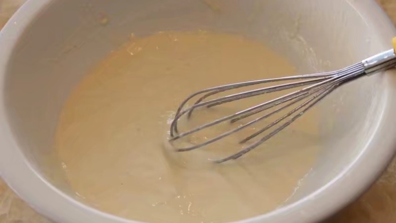 糊拉汰,<a style='color:red;display:inline-block;' href='/shicai/ 519'>面粉</a>加水搅匀，要比较稀薄型