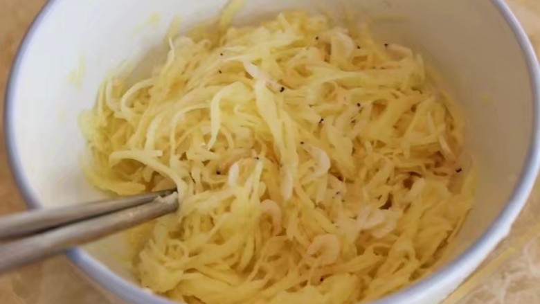 糊拉汰,<a style='color:red;display:inline-block;' href='/shicai/ 23'>土豆</a>加少许油，加<a style='color:red;display:inline-block;' href='/shicai/ 288'>虾皮</a>，加盐，加蒜末，搅匀