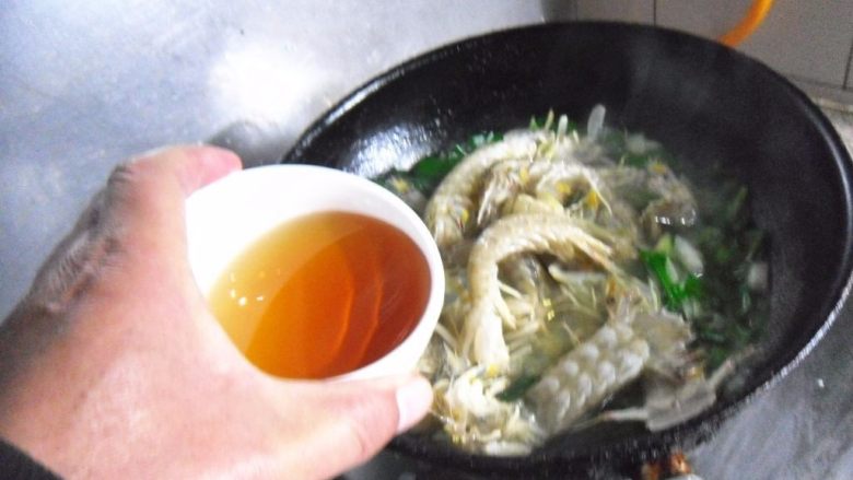 葱姜虾爬子,加入<a style='color:red;display:inline-block;' href='/shicai/ 894'>黄酒</a>
