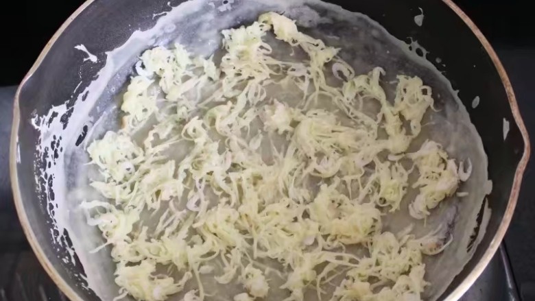 糊拉汰,加入拌好的土豆丝