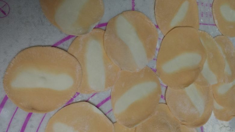 彩色双拼水饺,擀成皮