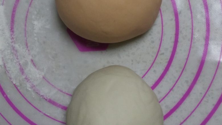 彩色双拼水饺,面粉均分两份,分别和成胡萝卜面团和原色面团~我是直接放面包机里揉的面,手揉的话要揉时最重要的是面一定要醒发30分钟再用,时间越长面越软