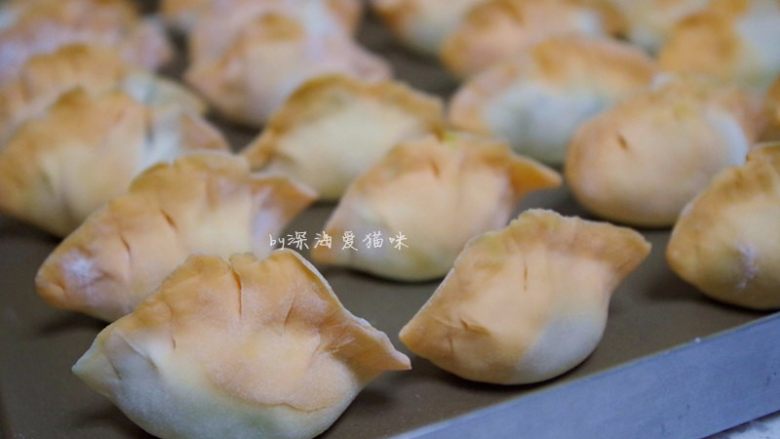 彩色双拼水饺,这是包好后的样子,煮饺子就不写了吧,大家应该都会的~