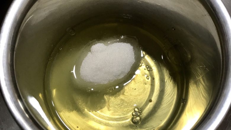 黑·竹炭咸奥利奥蛋糕卷,40g细砂糖一次性加入蛋白中,此时开始预热烤箱145度15分钟(根据自己烤箱的实际温度)