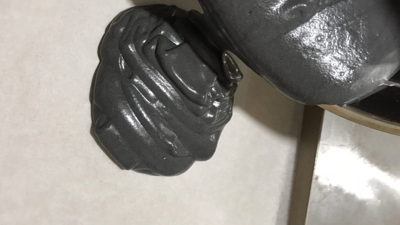 黑·竹炭咸奥利奥蛋糕卷,拌匀后,28*28油纸垫入烤盘中,把面糊从15里米高度倒入烤盘