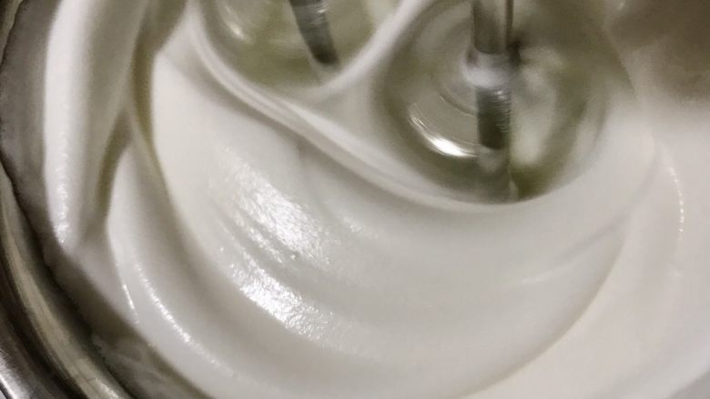 黑·竹炭咸奥利奥蛋糕卷,打至湿性发泡后,改低速,打至干性发泡