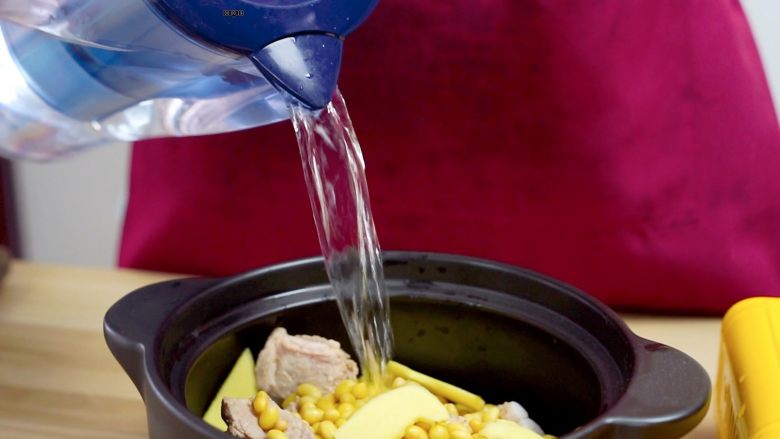 让汤汁更易吸收——黄豆炖排骨,加入纯净水,没过食材