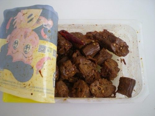 酱鸭脖豆腐卷菜口口留香,新鲜的鸭脖打开备用,吃不完的放冰箱恒温保存