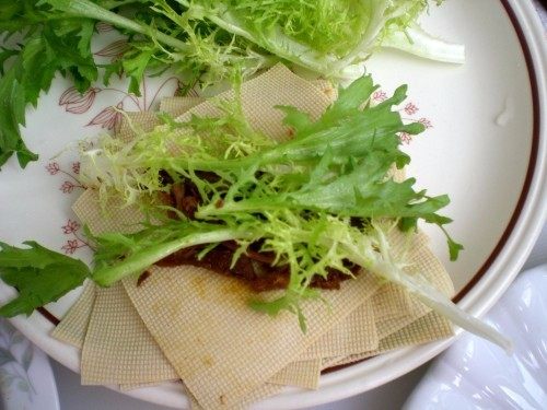 酱鸭脖豆腐卷菜口口留香,在鸭肉和蔬菜之间放<a style='color:red;display:inline-block;' href='/shicai/ 699'>番茄酱</a>,可以按照个人的喜好选择