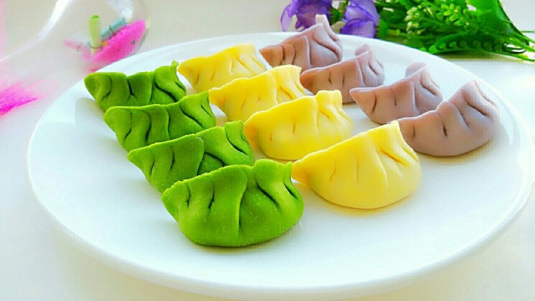 彩色饺子,美美的彩色饺子做好了,吃法有煮,蒸,煎。吃不完放入冰箱冷冻,随吃随取。