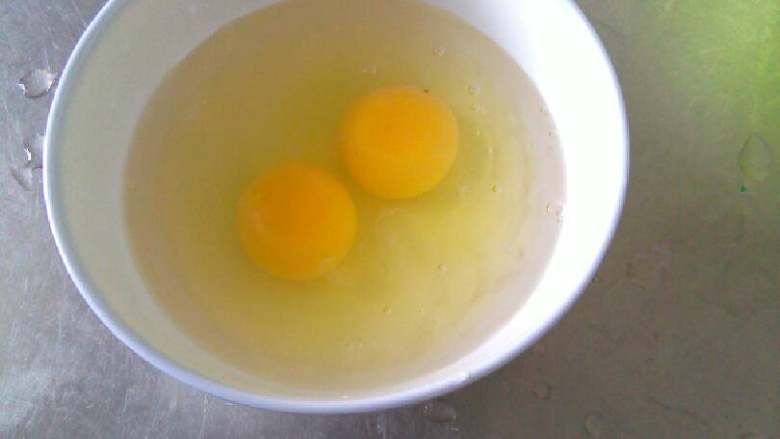 蒸鸡蛋羹,把<a style='color:red;display:inline-block;' href='/shicai/ 9'>鸡蛋</a>打入碗中打<a style='color:red;display:inline-block;' href='/shicai/ 9'>鸡蛋</a>时要用另一个碗