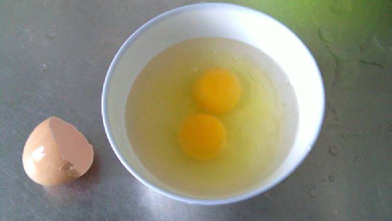 蒸鸡蛋羹,放入同量的水，可以用半个鸡蛋壳测量。