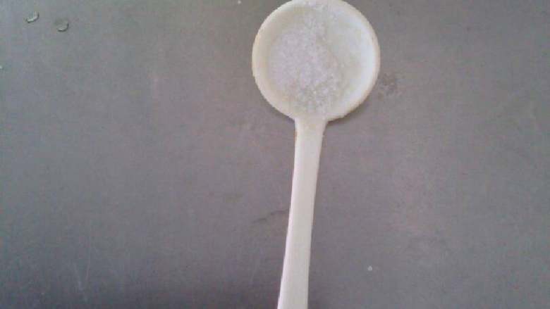 蒸鸡蛋羹,如图加入一点点盐调味。