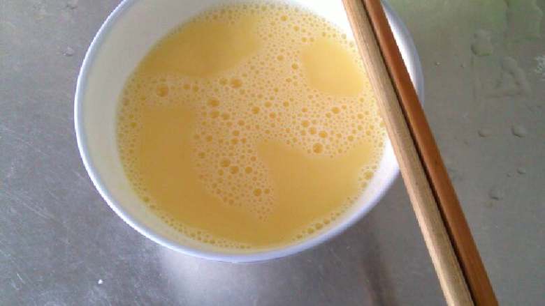 蒸鸡蛋羹,将鸡蛋打出泡泡