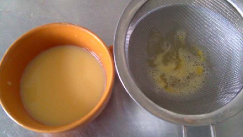 蒸鸡蛋羹,用漏网把泡泡漏到，为了更加美观，这是要放入蒸锅的碗，不要太厚