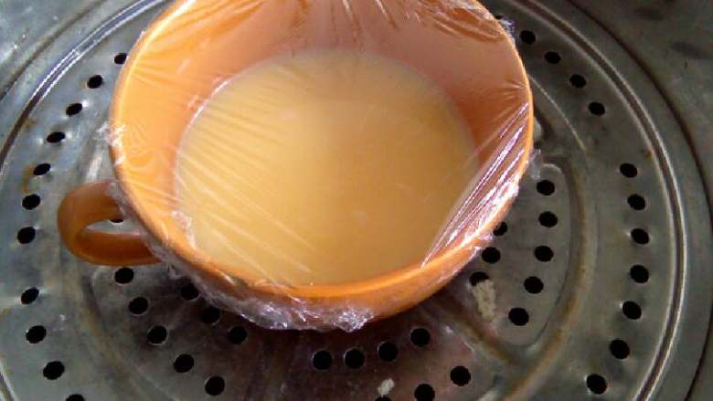 蒸鸡蛋羹,将碗盖上一层保鲜膜，为了防止水蒸气进入