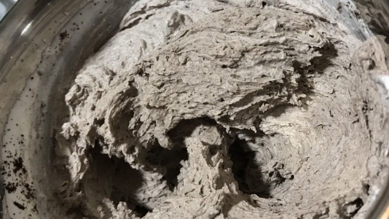 黑·竹炭咸奥利奥蛋糕卷,再将剩下的奥利奥粉末倒入,打至9分发(奶油硬一点比较好定型,不会影响口感)