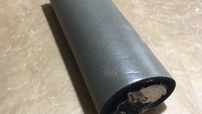 黑·竹炭咸奥利奥蛋糕卷,切到两边,奶油未满