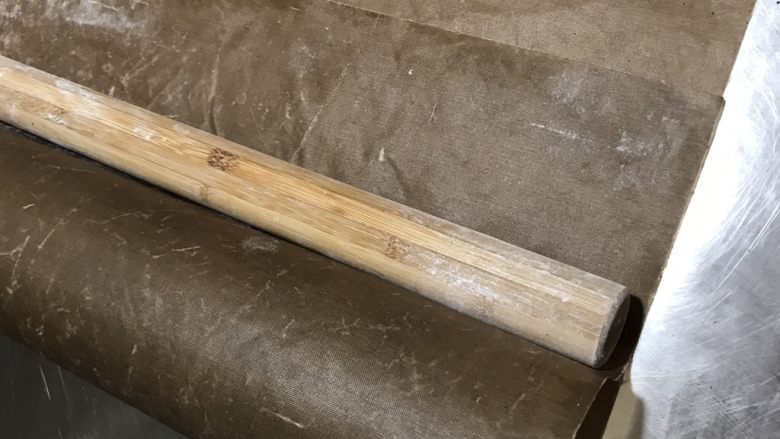 黑·竹炭咸奥利奥蛋糕卷,全部卷起,放冰箱冷藏20分钟
