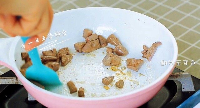 猪肝木耳菜饼,猪肝买有品质保障的,冲洗干净后切碎,加一点油炒一下,炒到变色盛出来。炒猪肝一是将猪肝炒香,二是为了将补铁的那些血水封在里面。