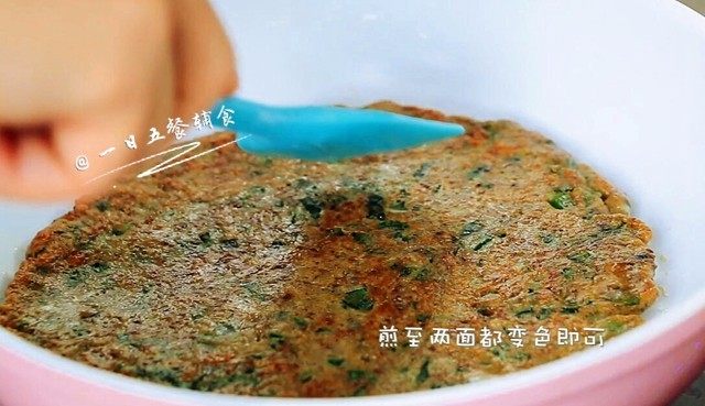 猪肝木耳菜饼,两面都煎到变色就可以出锅啦。