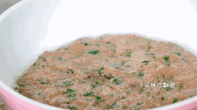 猪肝木耳菜饼,翻面的时候借助一个盘子,先将锅里的饼慢慢移到盘子上,再将饼倒扣到锅里,这样再嫩的饼翻面也不怕它散掉。