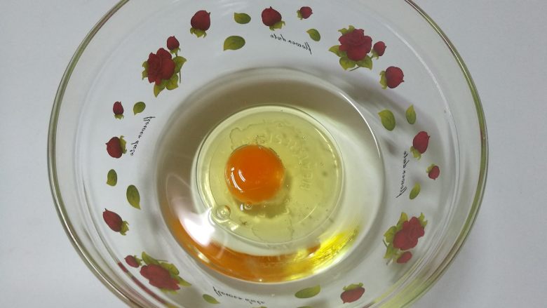 葡萄干甜饼,大碗里倒入葵花籽油,再敲入鸡蛋。