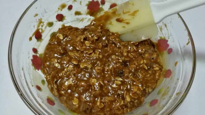 葡萄干甜饼,并用橡皮刮刀搅拌均匀,成为湿润的面糊。