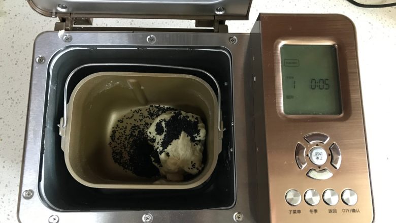 黑芝麻贝果,和面还剩下5分钟时,加入黑芝麻。