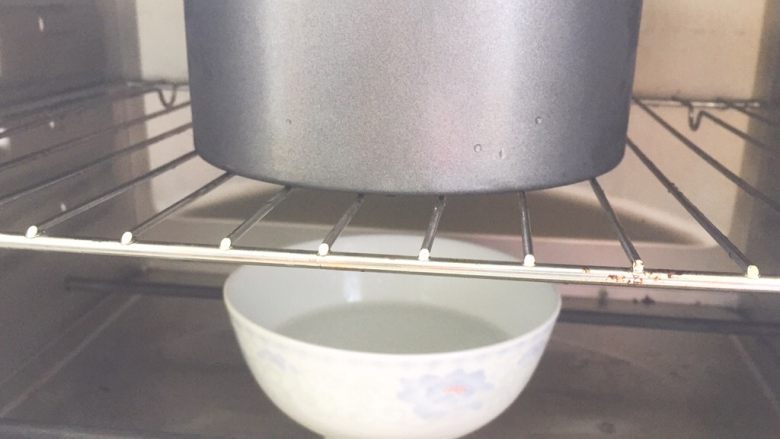 多味芝心包,面包放进烤箱中层,底部放一碗热水,进行最终发酵(放热水是为了制造湿气,创造发酵环境,同时可以使面团表面湿润不干燥)