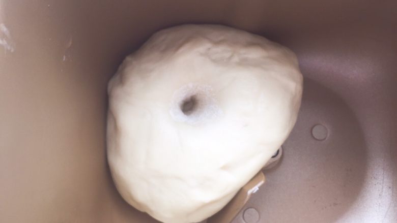 多味芝心包,发酵到面团体积变为二倍大,用食指沾粉戳洞不回弹不塌陷即可